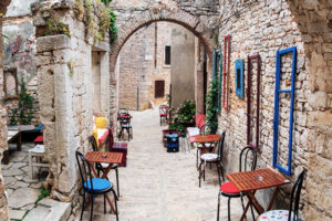 Ein Restaurant in einer Gasse in Balle-Valle in Istrien