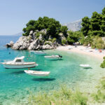 Boote am Strand vor Brela in Dalmatien