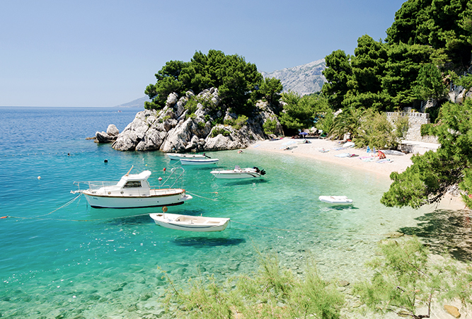 Boote am Strand vor Brela in Dalmatien