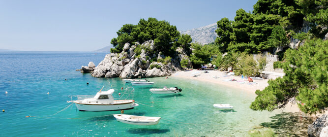 Boote am Strand vor Brela in Dalmatien