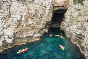 Kajakfahrer vor einer Höhle bei Dubrovnik