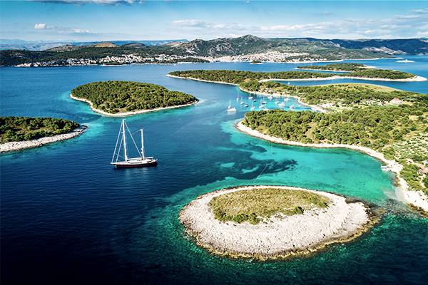 Ein Segelboot zwischen den Paklinski Inseln in Hvar