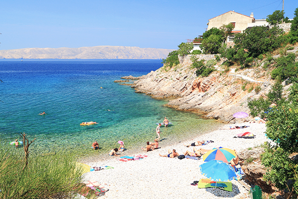 Badegäste am Strand Senj an der Adriaküste