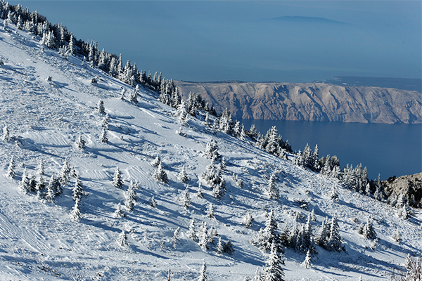 Der verschneite Velebit Berg mit dem Adriatischen Meer im Hintergrund