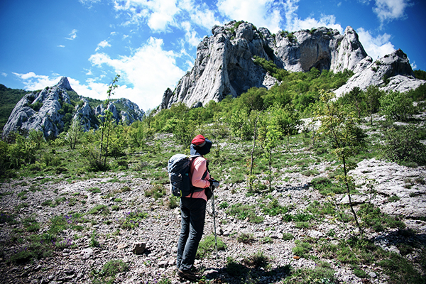 Eine Wanderin am Berg Velebit