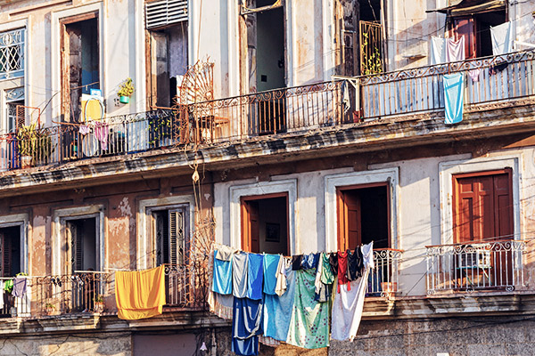 Frische Wäsche an einer Häuserfassade in Havanna