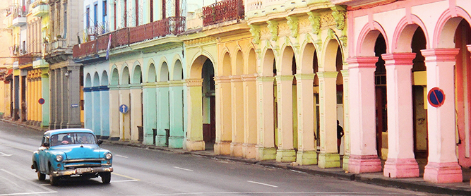 Auto fährt durch Havanna