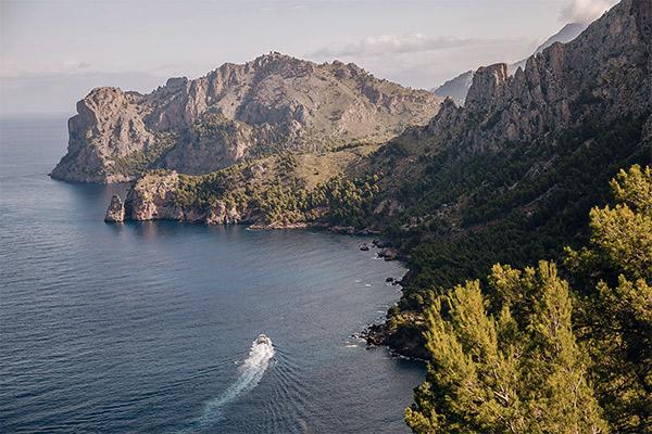 Boot im Meer nahe der Cala Tuent, Mallorca