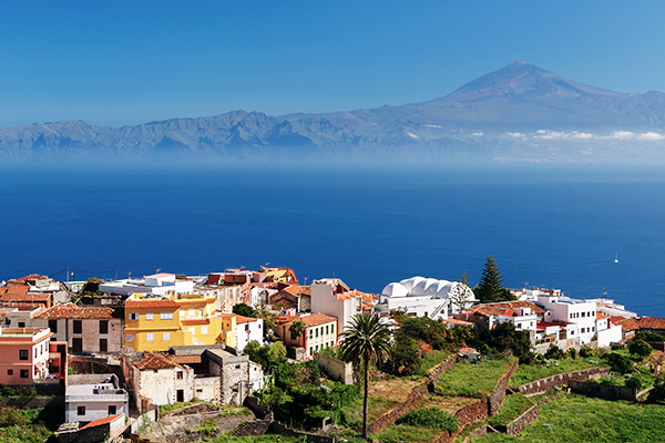 Die Stadt Agula und Teneriffa mit dem Vulkan Teide im Hintergrund