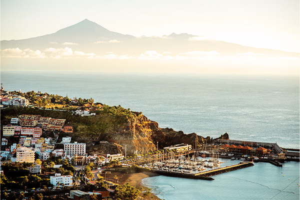 Blick auf San Sebastian auf La Gomera mit Teneriffa am Horizont