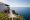 hotel auf klippen mit blick aufs blaue meer