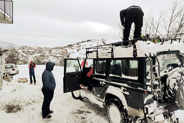 Land Rover im Schnee, Radeshë Albanien