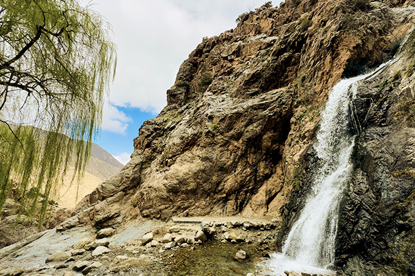 Malerische Landschaft im Atlasgebirge mit Wasserfall.