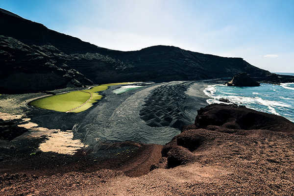 Blick auf die grüne Lagune in El Golfo