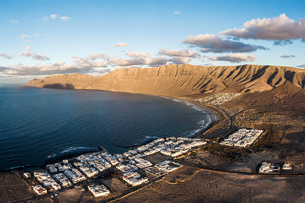 Luftsicht auf die Bucht und Caleta de Famara