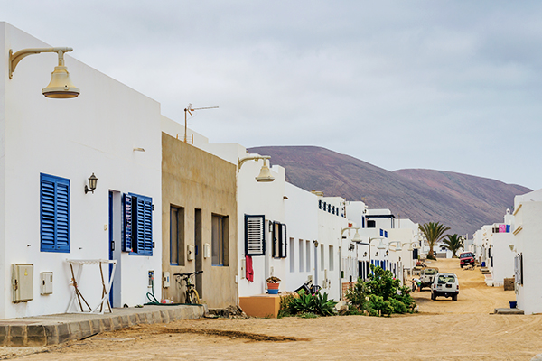 Häuser und Straße auf La Graciosa