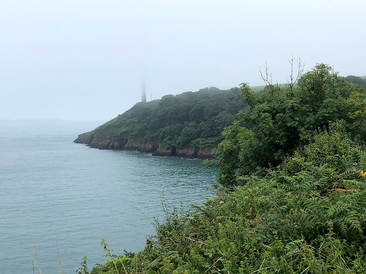 Leuchtturm im Nebel vor der Küste von Pembrokeshire