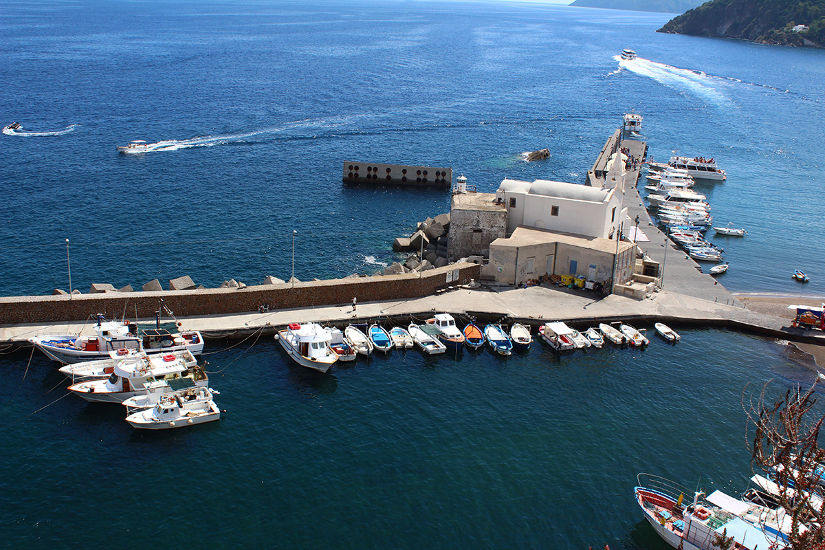 Der kleine Hafen von Lipari