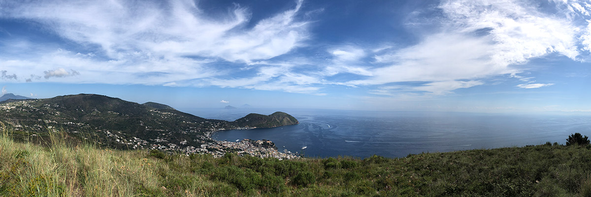 Auf dem Aussichtsberg von Lipari mit Blick zu den Inseln Salina, Panarea, Stromboli und Vulcano