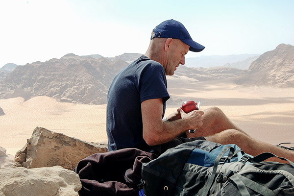 Wanderfuehrer mit Apfel, Wadi Rum Jordanien