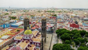 Stadt Puebla, Mexiko, bunte Kirchen.