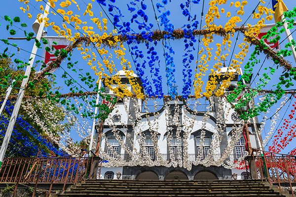 Mit Blumen geschmückte Kirche beim Blumenfest in Funchal