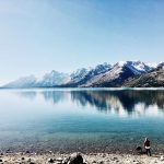 See mit Blick auf die Berge im Grand Teton Nationalpark. © Makenzie Cooper