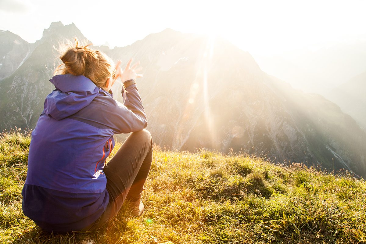 Sonnenuntergang Alpen mit Frau