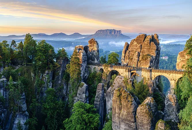 Ausblick vom Malerweg auf die Bastei in der Sächsischen Schweiz