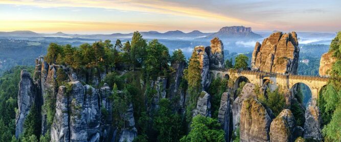 Ausblick vom Malerweg auf die Bastei in der Sächsischen Schweiz