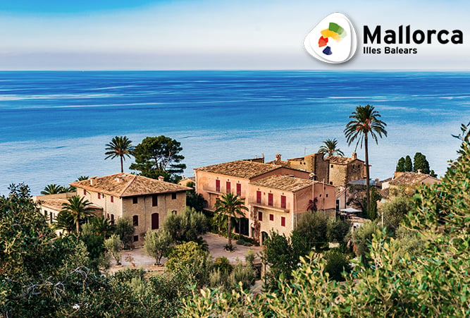 Blick auf rustikale Häuser an der Küste Mallorcas