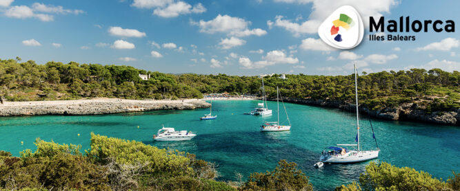 Boote am Strand Cala Mondrago auf Mallorca