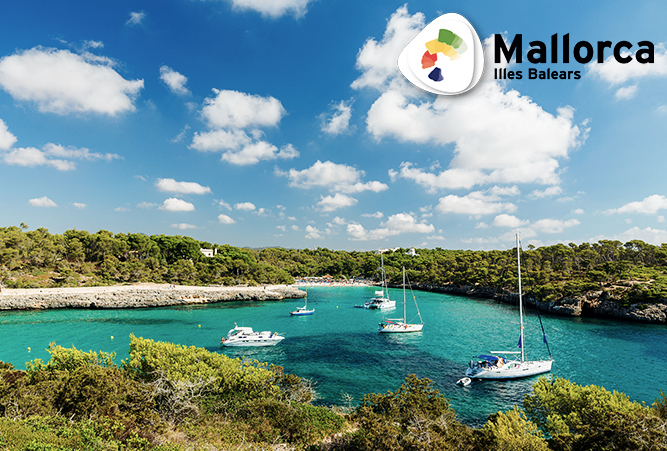 Boote am Strand Cala Mondrago auf Mallorca