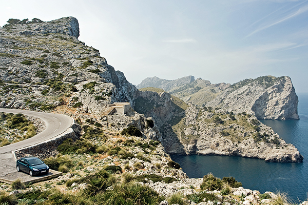 Ein Auto an der Küste auf Mallorca