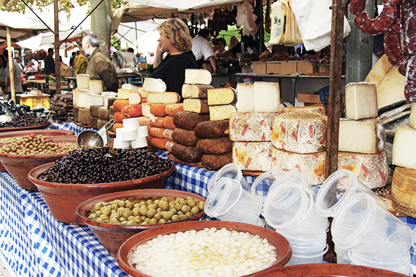 Spanisches Essen auf einem Markt auf Mallorca