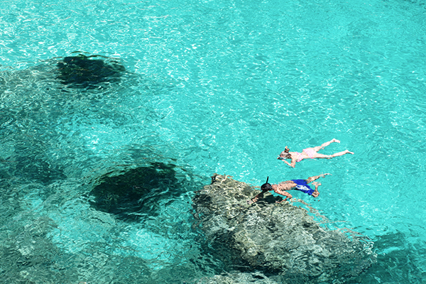 Ein Pärchen beim Schnorcheln auf Mallorca