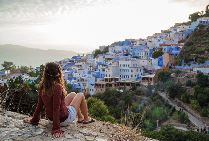 Eine Frau blickt auf die Stadt Chefchaouen