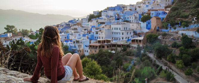 Eine Frau blickt auf die Stadt Chefchaouen