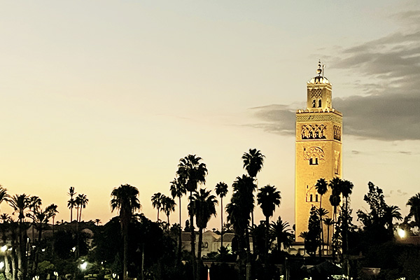 erleuchtetes Marrakesch bei Nacht, Marokko