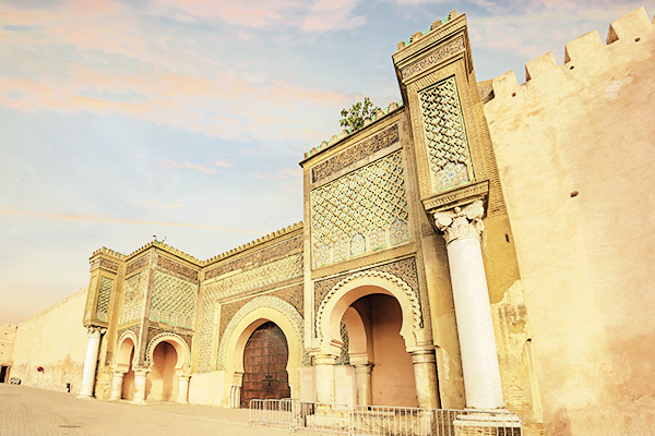 Das Stadttor Bab Mansour in Meknès in Marokko