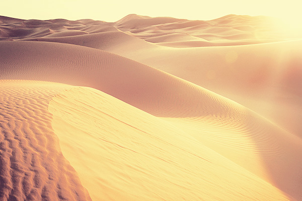 Sonnenuntergang über den Dünen in der Erg Chebbi in Marokko
