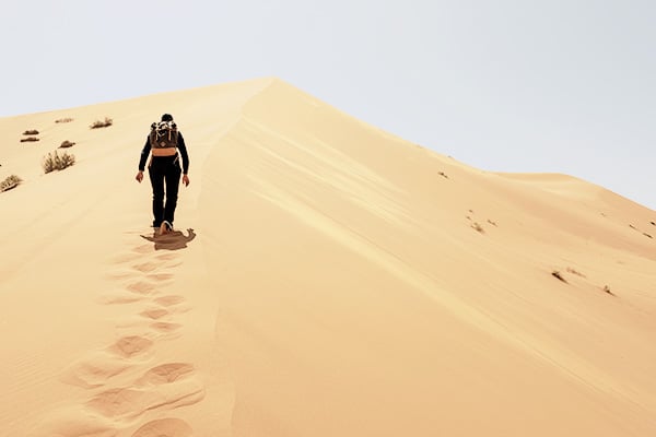 Wanderer beim Besteigen der Großen Düne von Merzouga in der Wüste Erg Chebbi in Marokko
