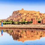 Ksar Ait Ben Haddou in Marokko mit Kamel und Beduine im Vordergrund