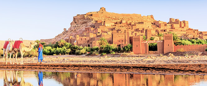 Ksar Ait Ben Haddou in Marokko mit Kamel und Beduine im Vordergrund