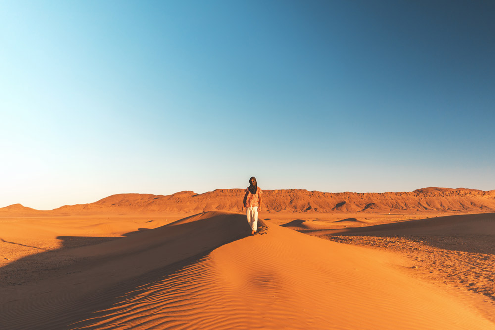 Frau auf Sanddüne 