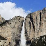 Atemberaubender Wasserfall im Yosemite Nationalpark. © Matthew Kosloski