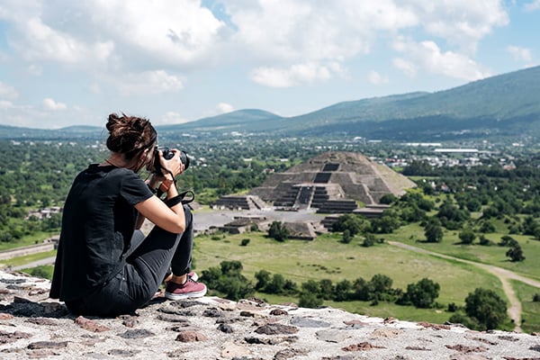 Eine Frau fotografiert die Teotihuacan Ruinen