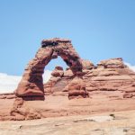 Wunderschöne Aussicht auf einen Sandbogen im Arches Nationalpark. © Michael Hart