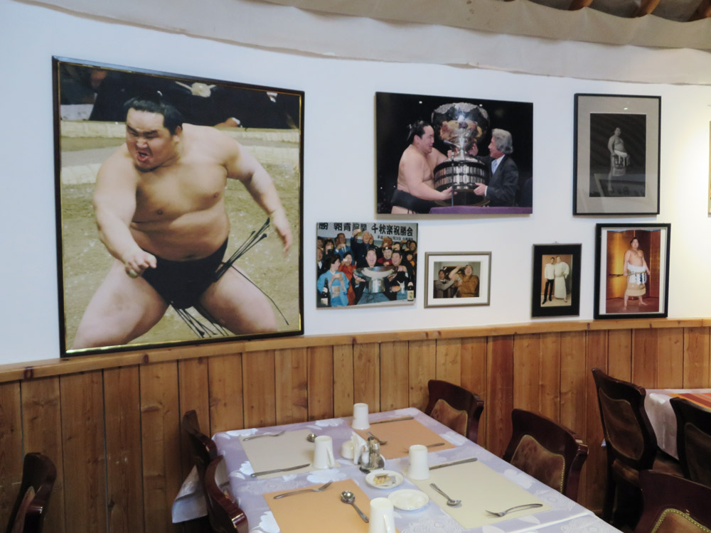 Bilder von Ringern an Wand in Restaurant