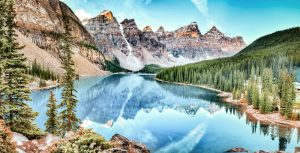 Moraine Lake, Bäume und Berge im Banff-Natoinalpark, Alberta, Kanada